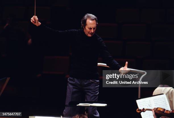 Carlo Maria Giulini, italienischer Dirigent, Chefdirigent der Wiener Symphoniker, hier bei einer Orchesterprobe, 1975.