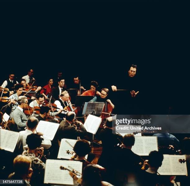 Carlo Maria Giulini, italienischer Dirigent, Chefdirigent der Wiener Symphoniker, hier bei einer Orchesterprobe, 1975.