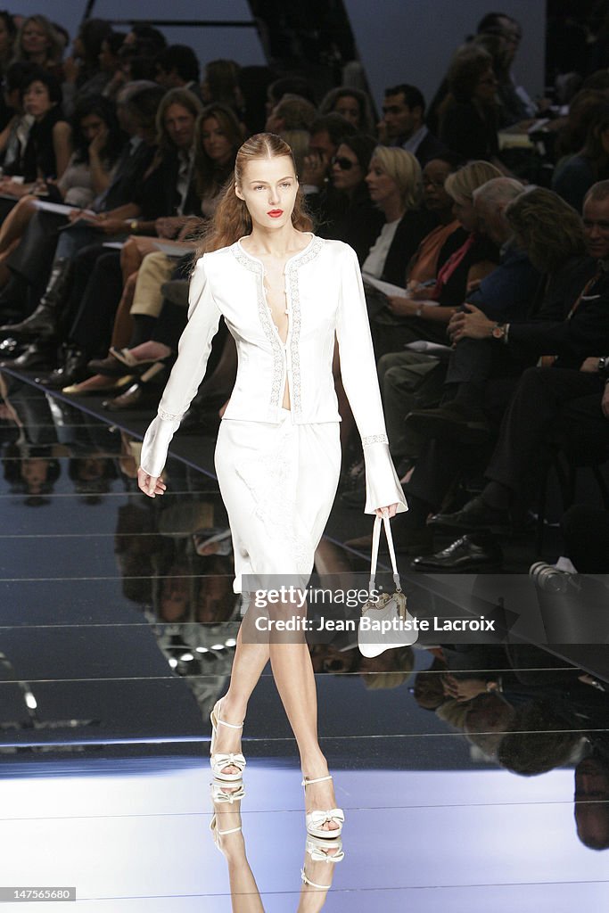 Paris Fashion Week - Pret a Porter Spring/Summer 2006 - Valentino - Runway