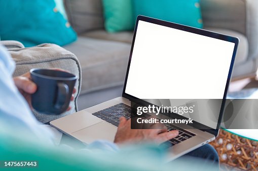 Uomo maturo che usa un laptop a schermo vuoto a casa. Uomo maturo che usa un laptop a schermo vuoto a casa.
