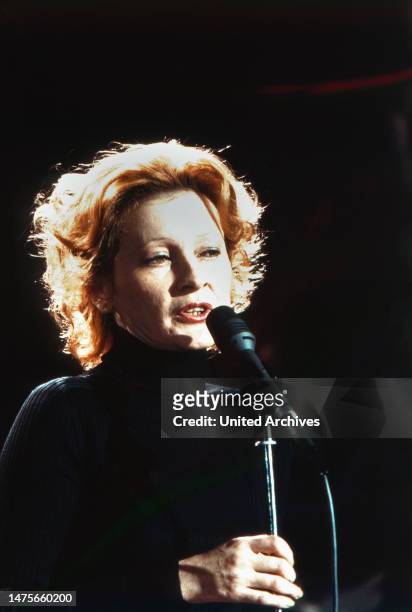 Ingrid Caven, deutsche Schauspielerin und Chansonsängerin, bei einem Auftritt, Deutschland um 1979.