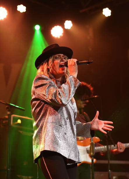 GBR: Elles Bailey Performs At The 1865