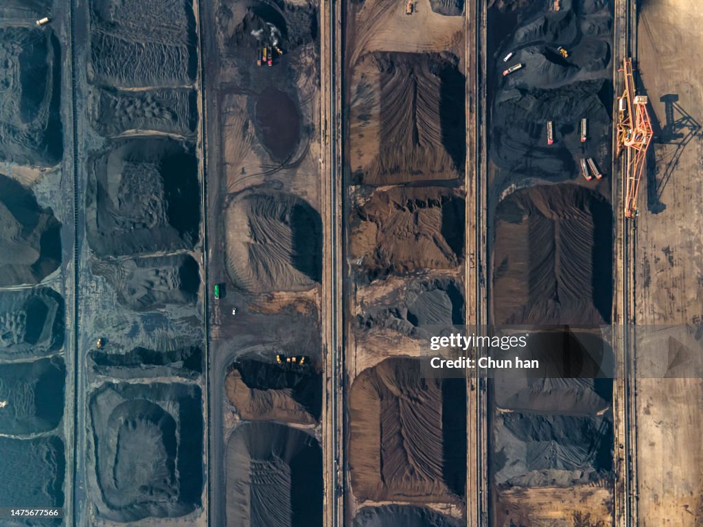 Vista aérea del trabajo mecánico en una planta de procesamiento de carbón