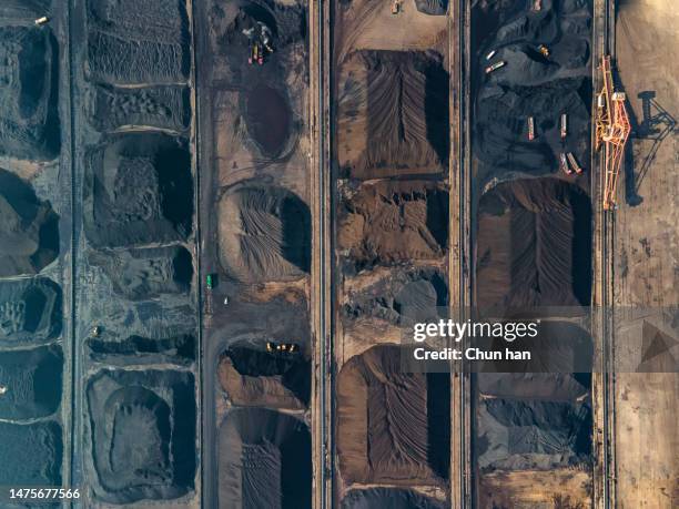 vista aerea del lavoro meccanico in un impianto di lavorazione del carbone - coal foto e immagini stock