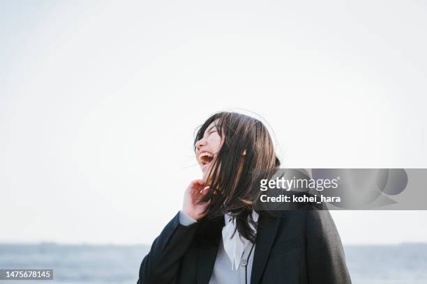 ビーチにいる日本の女子高生のポートレート - 若い カワイイ 女の子 日本人 ストックフォトと画像