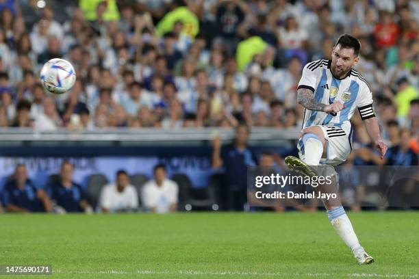 Lionel Messi of Argentina takes a free kick to score the team's second goal during an international friendly match between Argentina and Panama at...
