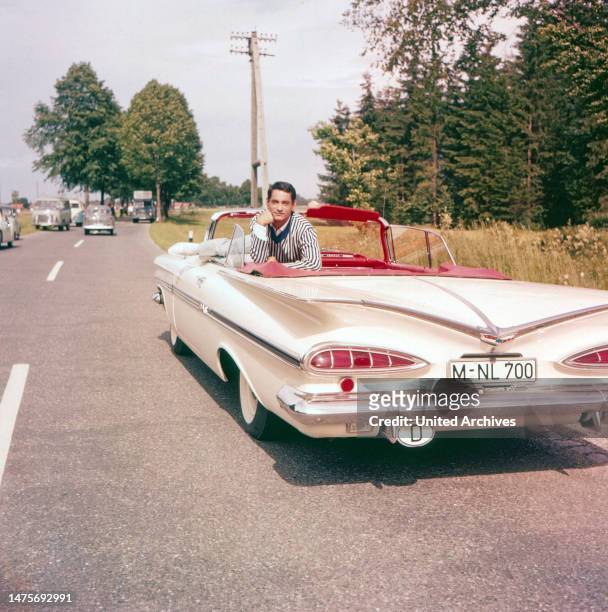 Das Auto, Fernsehspiel, Deutschland um 1960, Darsteller im Impala Cabrio.