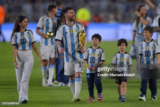 Lionel Messi of Argentina and his family, Antonella Roccuzzo, Thiago Messi, Mateo M with the World Cup take part during the world champions...