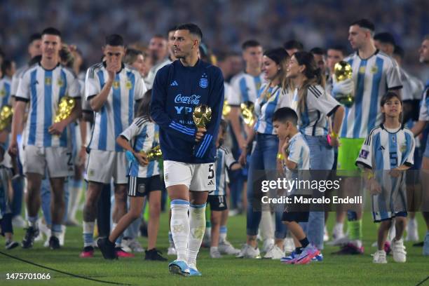 Leandro Paredes of Argentina with the World Cup takes part in the World Champions' celebrations f¿a an international friendly match between Argentina...