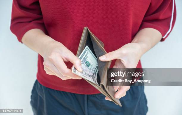 cropped shot of someone open her wallet and found only five dollar bill. - nota de cinco dólares americanos - fotografias e filmes do acervo