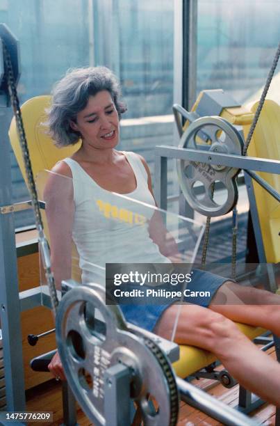 Claudie Andre-Deshays dans la salle de culture physique du CPK, la cité des étoiles, Chtchiolkovo à 30 km de Moscou.