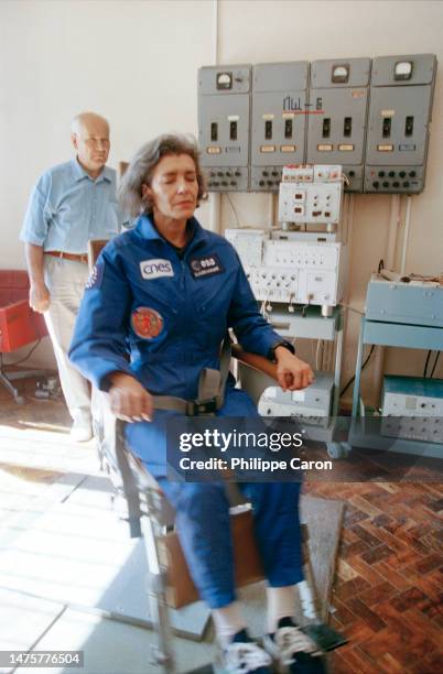 Claudie Andre-Deshays et un instructeur russe pendant une séance d’entrainement sur le tabouret tournant.