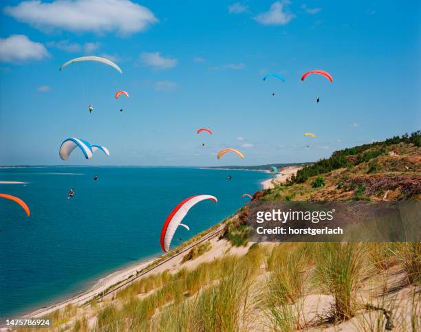 gleitschirmfliegen auf der dune du pilat - hang parachute stock-fotos und bilder