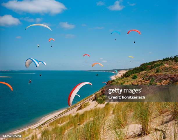 parapente en la dune du pilat - arcachon fotografías e imágenes de stock