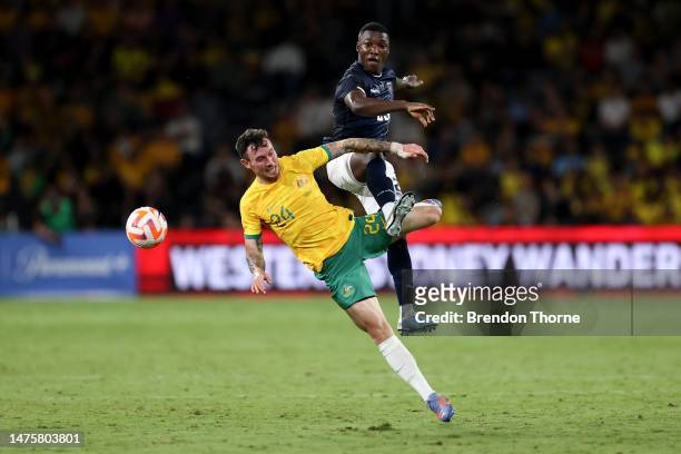 Aiden O'Neill of Australia competes with Moises Caicedo of Ecuador during the International Friendly match between the Australia Socceroos and...