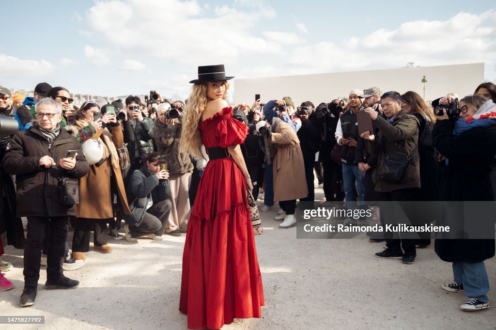 Street Style - Paris Fashion Week - Womenswear Fall Winter 2023 2024 : Day Two