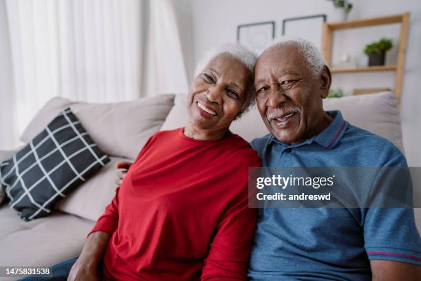 retrato de una pareja de ancianos en casa - 80s living room fotografías e imágenes de stock