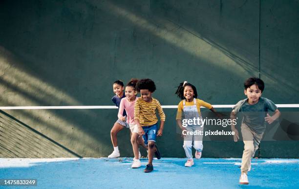 courir, l’école et les amis avec les enfants sur le terrain de jeu pour une maquette ludique, de pause déjeuner et de récréation. diversité, éducation et jeunesse avec un groupe d’élèves jouant pour des jeux, élémentaires et de liaison - cour récréation photos et images de collection