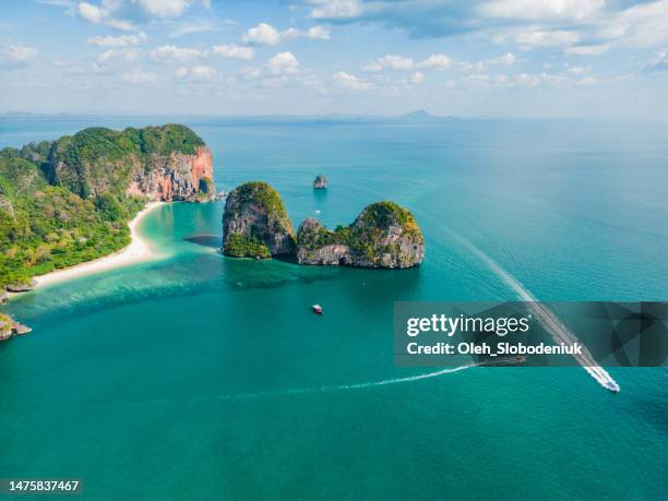 vista aérea de lanchas rápidas cerca de una isla en el mar de andamán - phi phi le fotografías e imágenes de stock