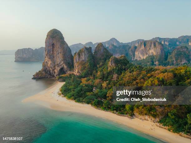 luftaufnahme des strandes von railey in der provinz krabi, thailand - phuket province stock-fotos und bilder