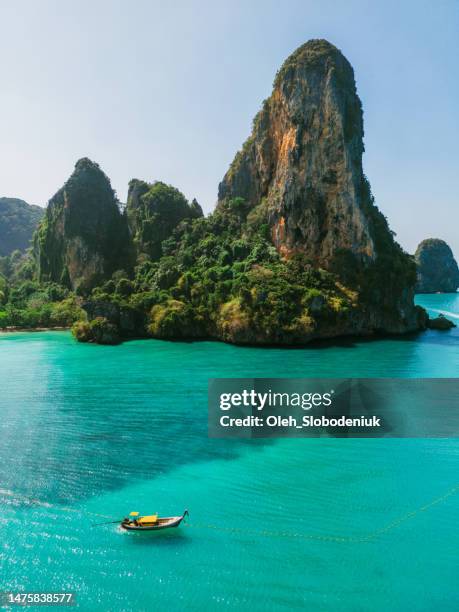 luftaufnahme einer yacht in der nähe von railey beach in thailand - phuket beach stock-fotos und bilder