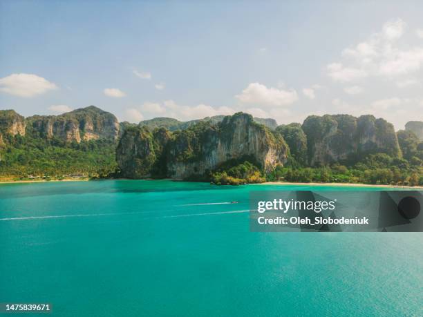 vue aérienne de vedettes rapides près d’une île en mer d’andaman - province de surat thani photos et images de collection