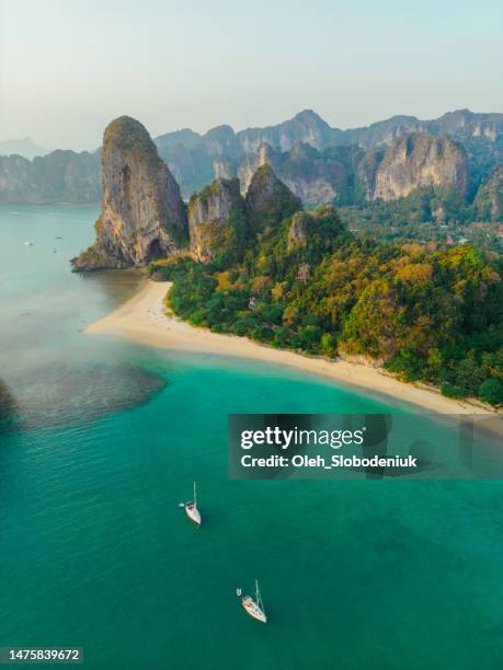 vue aérienne d’un yacht près de la plage de railey en thaïlande - phuket beach photos et images de collection