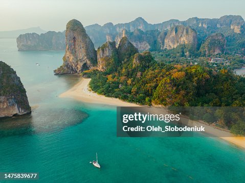 Vista aerea dello yacht vicino alla spiaggia di Railey in Tailandia Vista aerea dello yacht vicino alla spiaggia di Railey in Tailandia