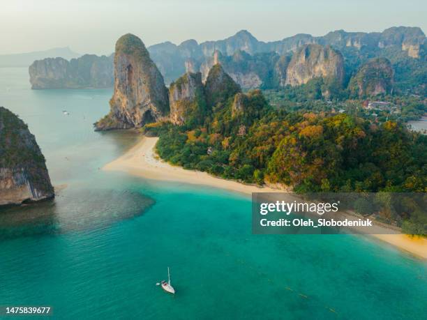 vista aerea dello yacht vicino alla spiaggia di railey in tailandia - spiaggia di railay foto e immagini stock
