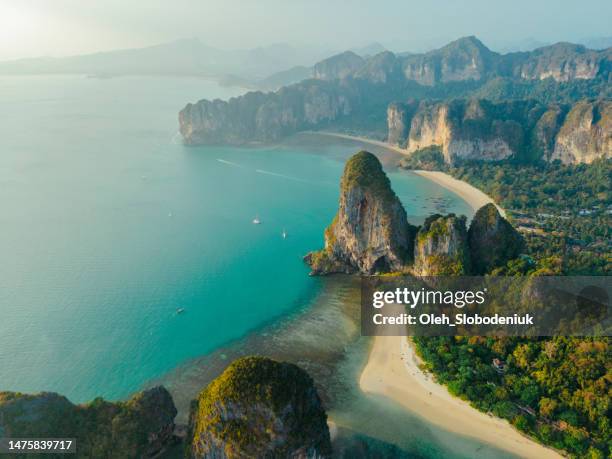 luftaufnahme des strandes von railey in der provinz krabi, thailand - phuket province stock-fotos und bilder