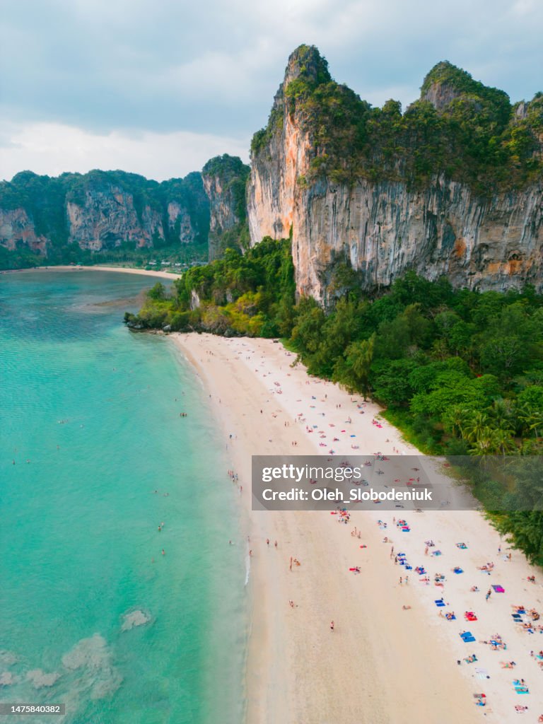 Vista aérea de la playa de Railey en la provincia de Krabi, Tailandia