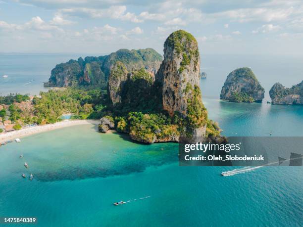 vue aérienne de vedettes rapides près d’une île en mer d’andaman - phuket photos et images de collection
