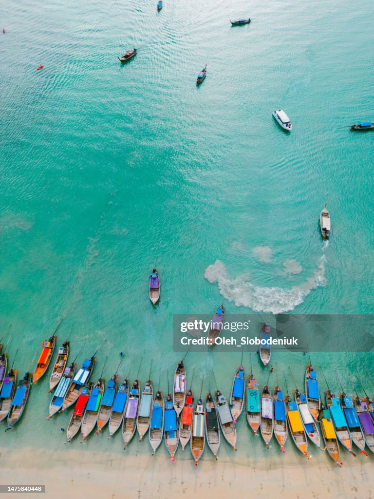 Direttamente sopra la vista aerea delle barche a coda lunga sulla spiaggia di Railey nella provincia di Krabi, Tailandia