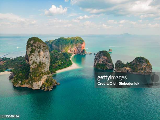vista aerea della spiaggia di railey nella provincia di krabi, tailandia - provincia di phang nga foto e immagini stock