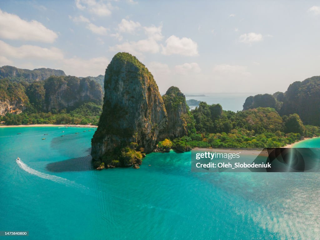 Vista aerea dei motoscafi vicino a un'isola nel mare delle Andamane