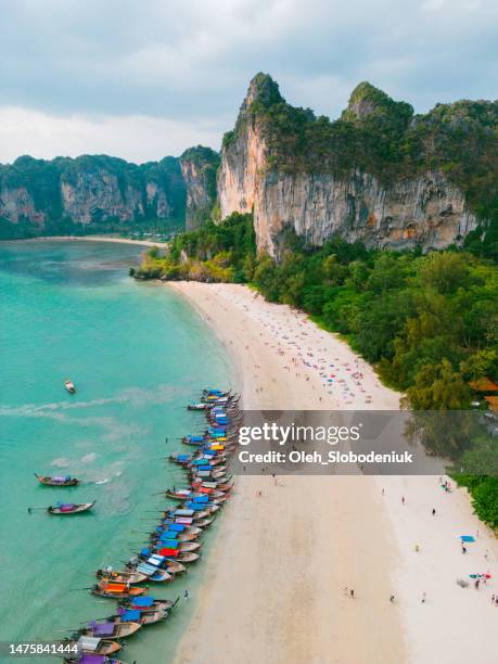 aerial view  of long tails boats on railey beach in  krabi province, thailand - phuket province 個照片及圖片檔