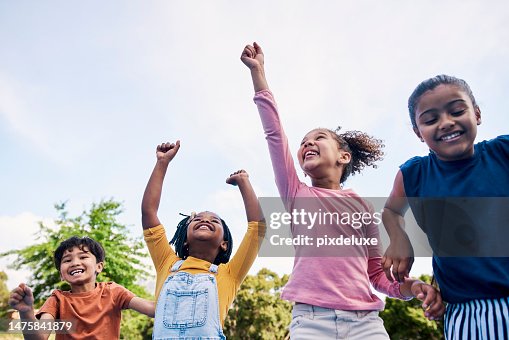 Kinder, Freiheit und Energie mit Freunden, die gemeinsam im Freien jubeln und tagsüber Spaß haben. Kinder, Energie oder Abwechslung mit einer Mädchen- und Jungengruppe, die im Sommer draußen spielen oder sich verbinden Kinder, Freiheit und Energie mit Freunden, die gemeinsam im Freien jubeln und tagsüber Spaß haben. Kinder, Energie oder Abwechslung mit einer Mädchen- und Jungengruppe, die im Sommer draußen spielen oder sich verbinden