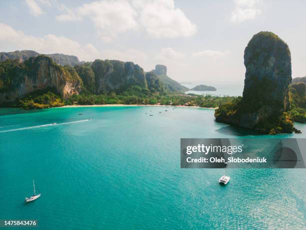 vista aerea dello yacht vicino alla spiaggia di railey in tailandia - provincia di phang nga foto e immagini stock