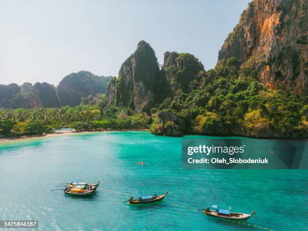 vue aérienne du kayak de mer près d’une plage idyllique - thailande photos et images de collection