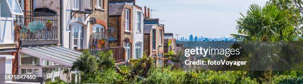 vorstädtische einfamilienhäuser mit blick auf das stadtbild wolkenkratzer skyline panorama london uk - camden londoner stadtgebiet stock-fotos und bilder