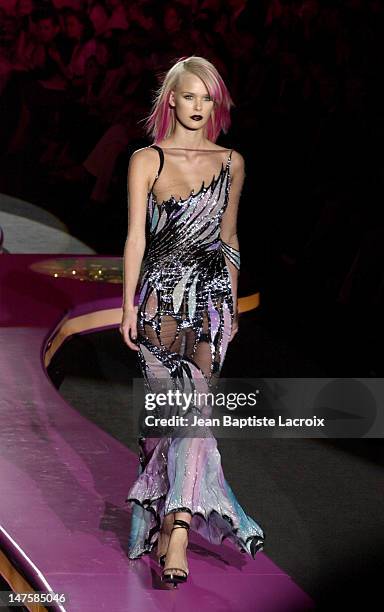 Versace Fall 2003 Collection 1,586 Versace Collection 2003 Stock Photos, High-Res Pictures, and ...