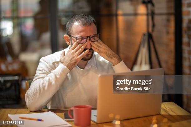 headache, migraine, use of glasses, eye disorder, tired businessman - seco imagens e fotografias de stock
