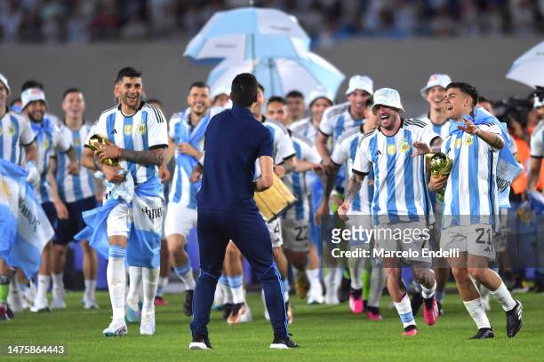 Lionel Scaloni, Head Coach of Argentina, chants with his players during the World Champions' celebrations an international friendly match between...