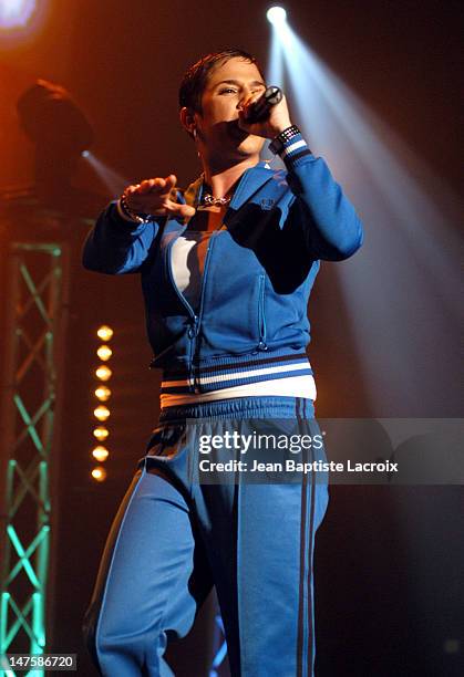 Diam's perfoms on Stage for a Contest and Television special to be aired on TV5 and France 2 in December 2003