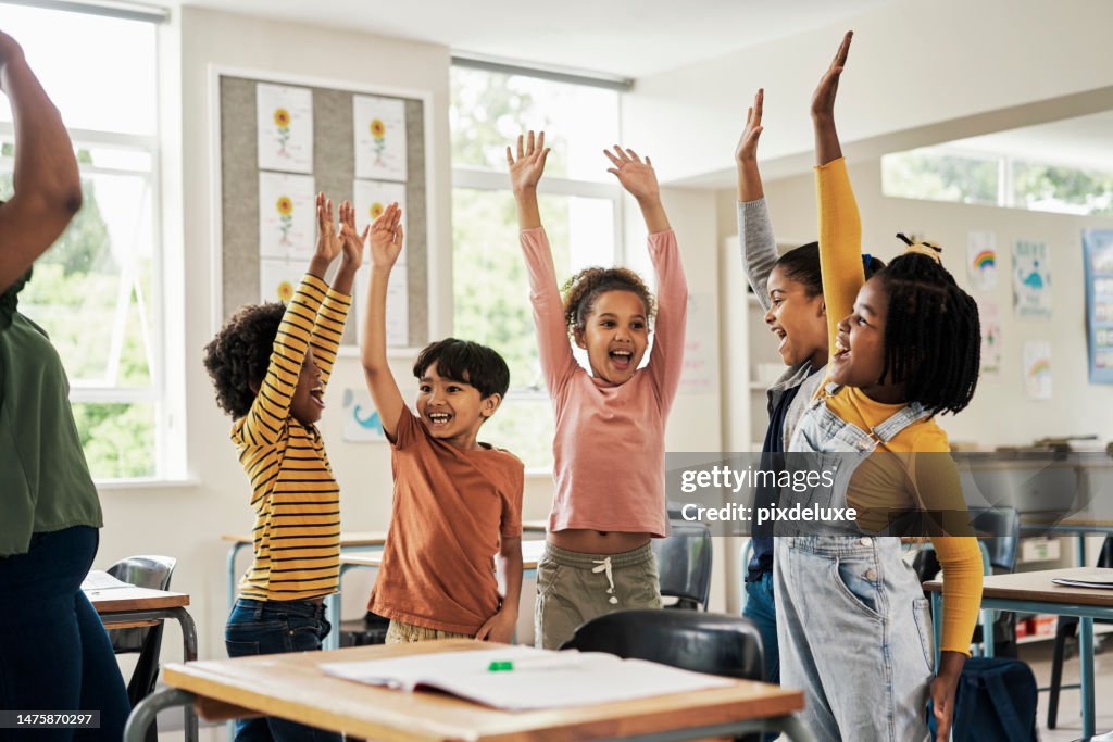 Kinder, Spaß beim Dehnen und Klassenzimmerhände in der Luft für glückliche Kinder, die das Wachstum in einer Schule bewerten. Schüler, Bewegung und Zufriedenheit der jungen Gruppe in einem pädagogischen Studiensaal mit studentischer Motivation