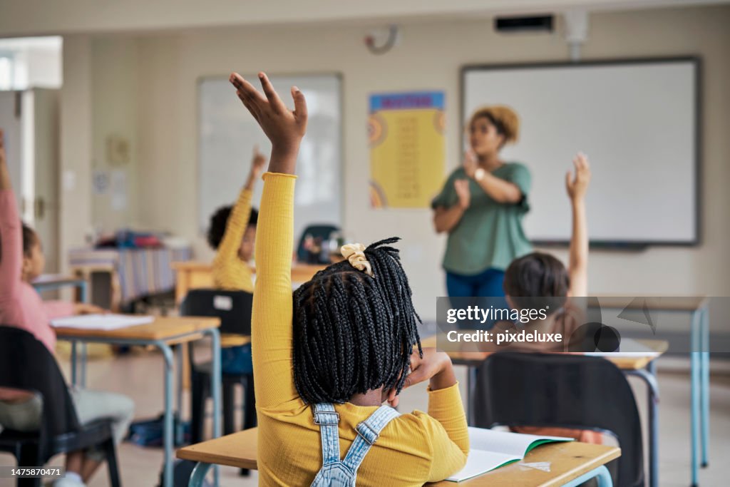 Fragen, Lehrer oder Bildung in der Schule mit erhobenen Händen, um den Englisch-Sprachtest zu beantworten. Klassenzimmer, Lernen oder Tutor unterrichten zusammenfassende Informationen für eine intelligente und kluge Gruppe von Kindern