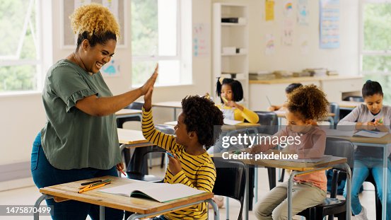 Istruzione, cinque e insegnante con bambini in classe per l'apprendimento, il supporto e la motivazione. Studio, valutazione e sviluppo con studente e donna a scuola per celebrazione, esame e risultato Istruzione, cinque e insegnante con bambini in classe per l'apprendimento, il supporto e la motivazione. Studio, valutazione e sviluppo con studente e donna a scuola per celebrazione, esame e risultato