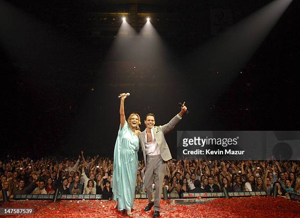 Actress/Singer Jennifer Lopez and Singer Marc Anthony perform during the "En Concierto" tour on November 7, 2007 in Miami, Florida.