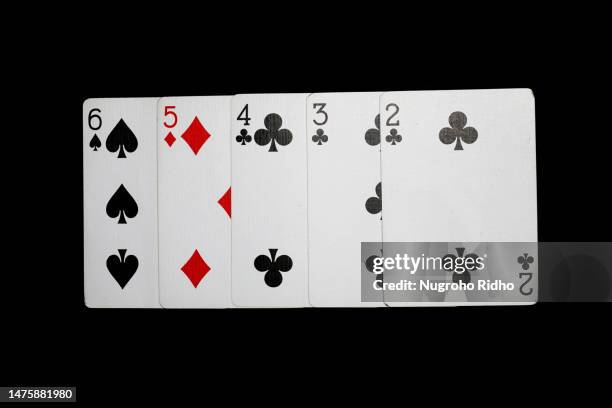 playing cards arrange on casino gambling table - klöver nummerkort bildbanksfoton och bilder