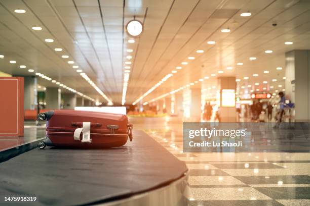 luggage on conveyor belt at airport - baggage claim stock pictures, royalty-free photos & images